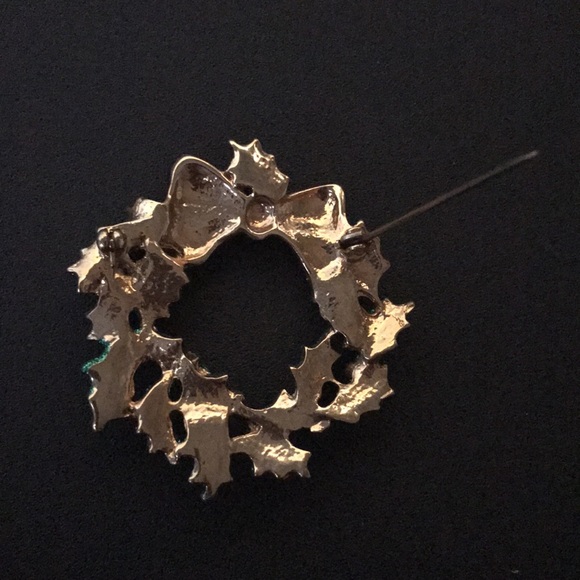 Christmas Holiday Winter Wreath pin- 2” X 2” enamel and glitter Like New - Picture 6 of 7